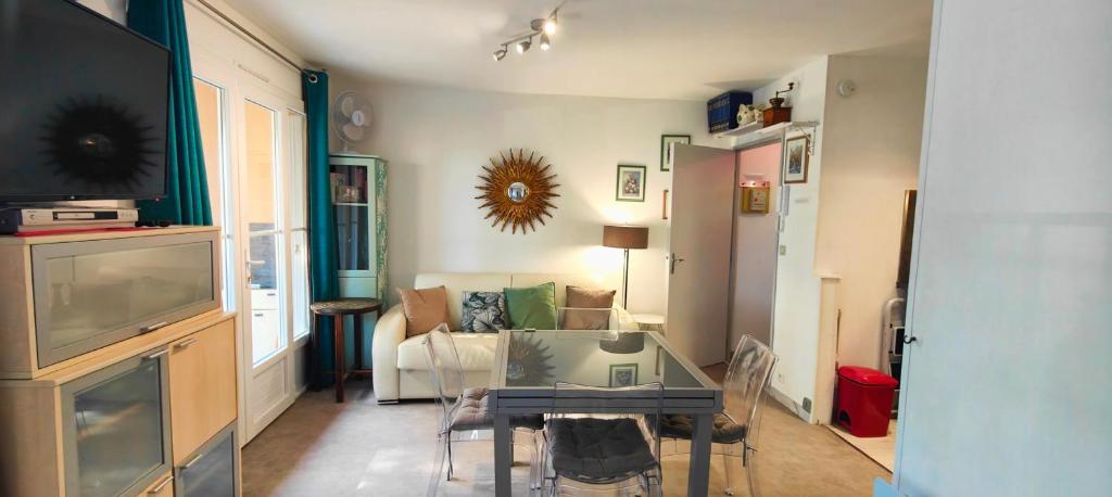 un salon avec une table et un canapé dans l'établissement Nice family studio near the beach Fréjus, à Fréjus