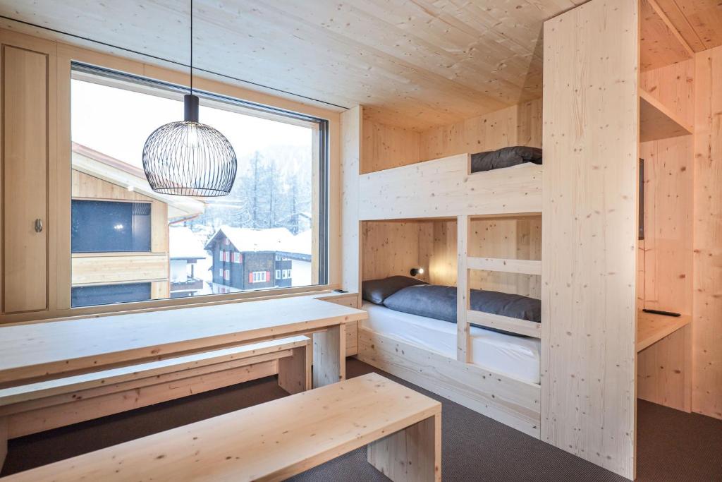 Postel nebo postele na pokoji v ubytování Revier Mountain Lodge Saas-Fee