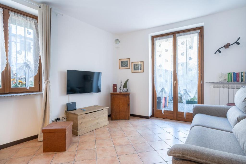 CremenoLa Corte della Fontana的客厅里有一张沙发和一台电视