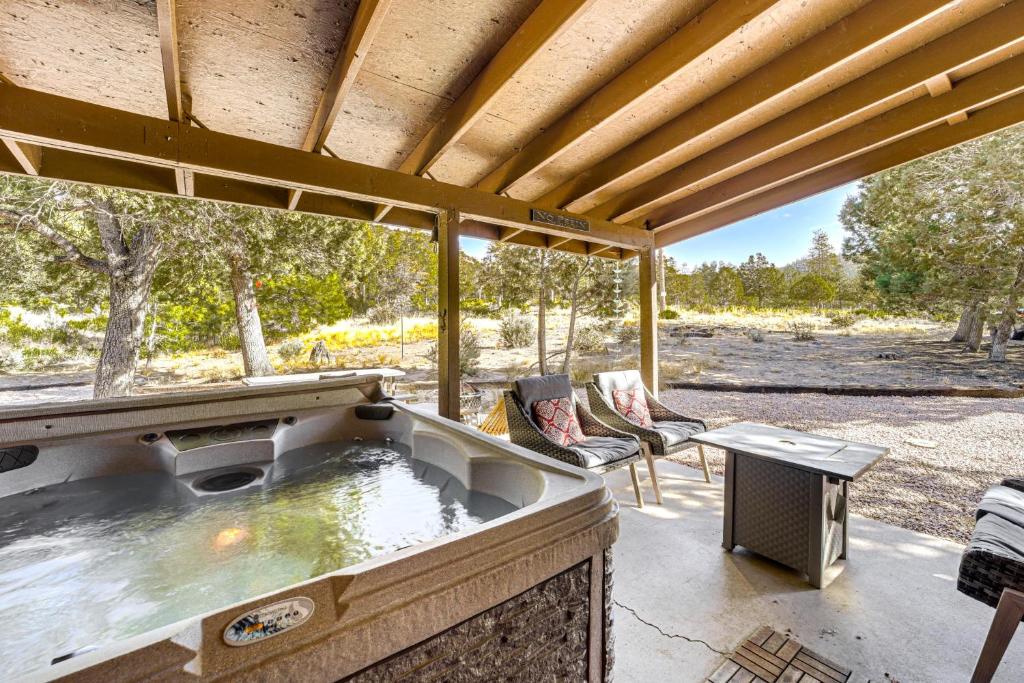 Fotografie z fotogalerie ubytování Peaceful Strawberry Cabin Fire Pit and Hot Tub v destinaci Pine