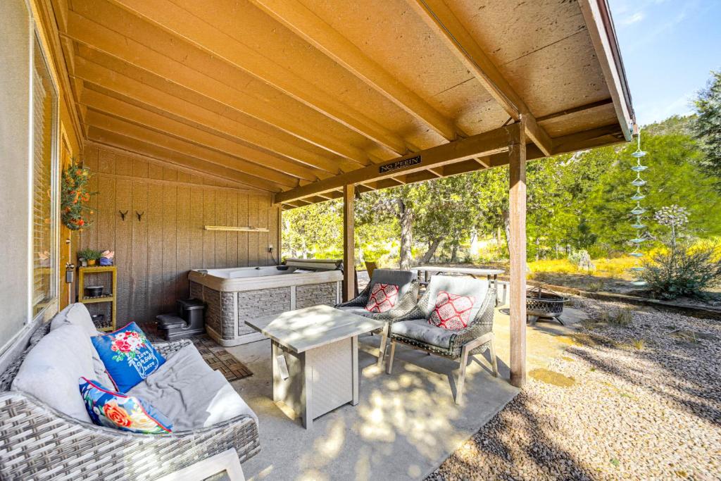 Posezení v ubytování Peaceful Strawberry Cabin Fire Pit and Hot Tub