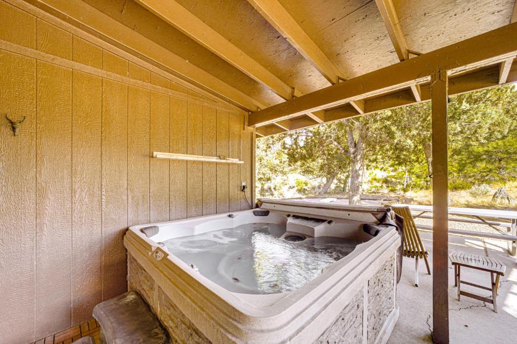Fotografie z fotogalerie ubytování Peaceful Strawberry Cabin Fire Pit and Hot Tub v destinaci Pine