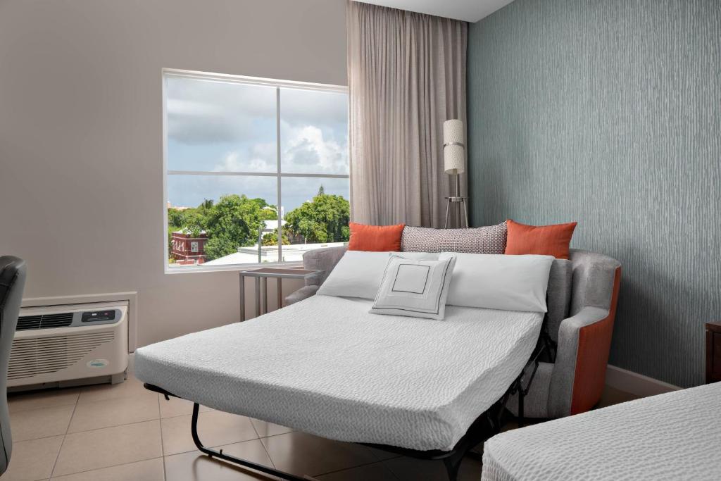 Postel nebo postele na pokoji v ubytování Courtyard by Marriott Bridgetown, Barbados