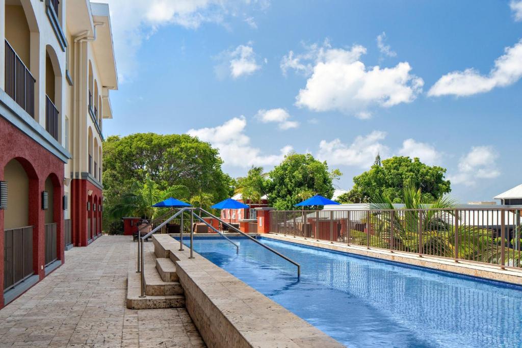 Bazén v ubytování Courtyard by Marriott Bridgetown, Barbados nebo v jeho okolí