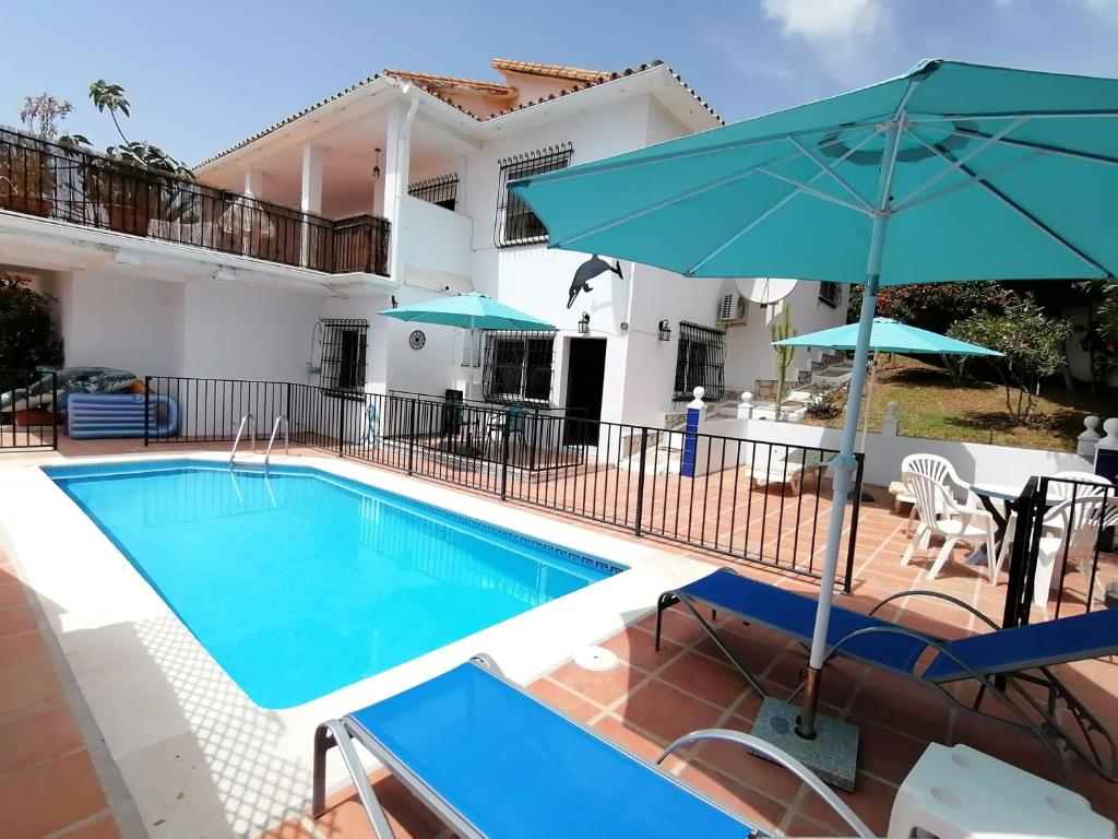 2 Bed Villa - Sleeps 5 - Private Pool & Garden