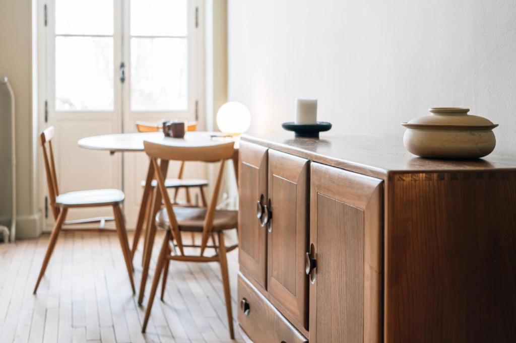 - une cuisine avec une table et un bol sur un comptoir dans l'établissement Chambre Josephine, à Nancy