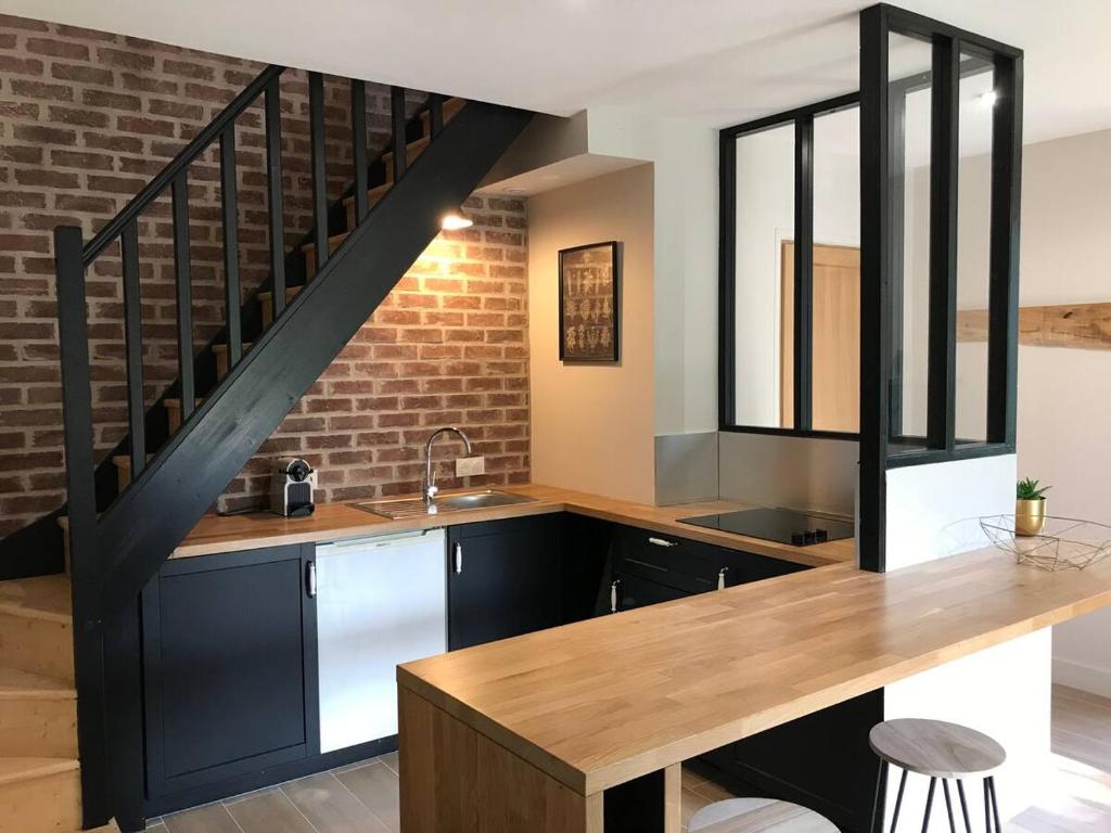 a kitchen with a sink and a staircase at Appartement de la Pévèle in Wahagnies
