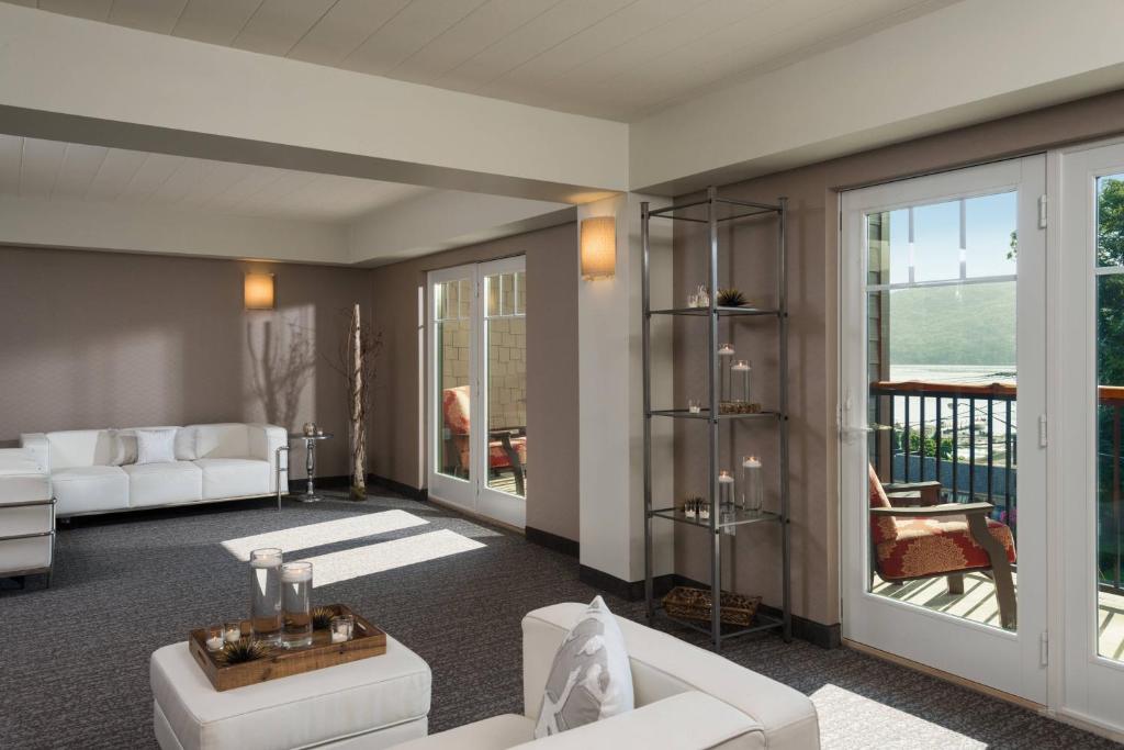 Posezení v ubytování Courtyard by Marriott Lake George