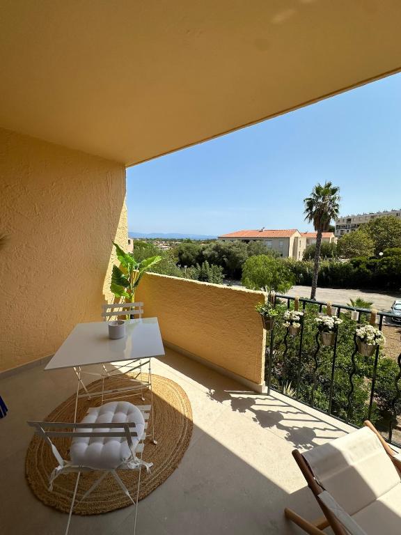 un balcon avec une table et des chaises et une vue dans l'établissement Le Bleu de Giens, à Hyères