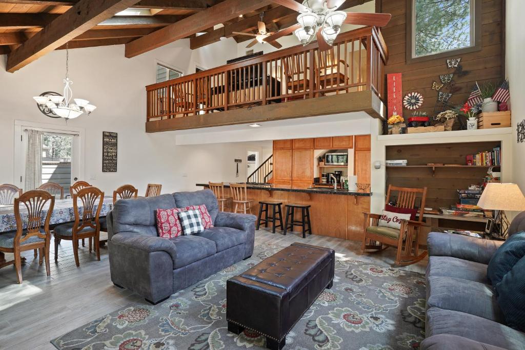 Χώρος καθιστικού στο 4br 2 Bath home in 2 Landrise