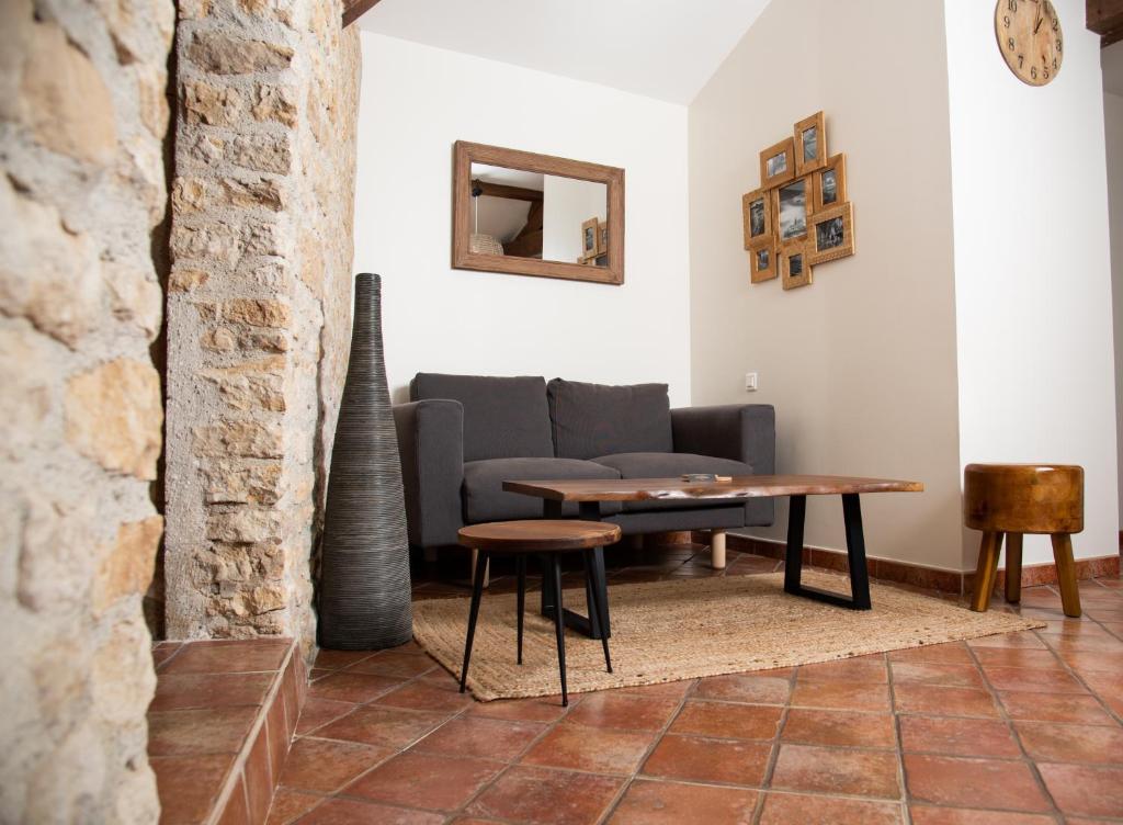 un salon avec une table et un canapé dans l'établissement Gîtes l'Ora des Marais IV, à Sainte-Gemme-la-Plaine