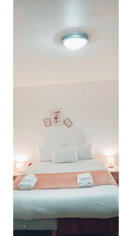 un lit avec deux serviettes dessus dans l'établissement Car17 -1G, à Paris