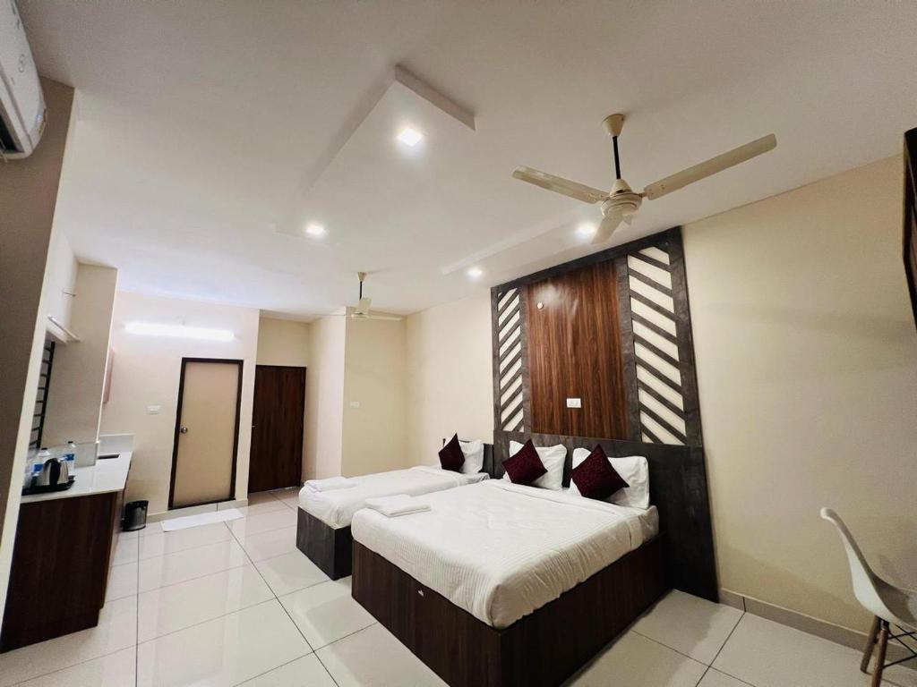 Postel nebo postele na pokoji v ubytování GYPSY HOTEL CUSAT