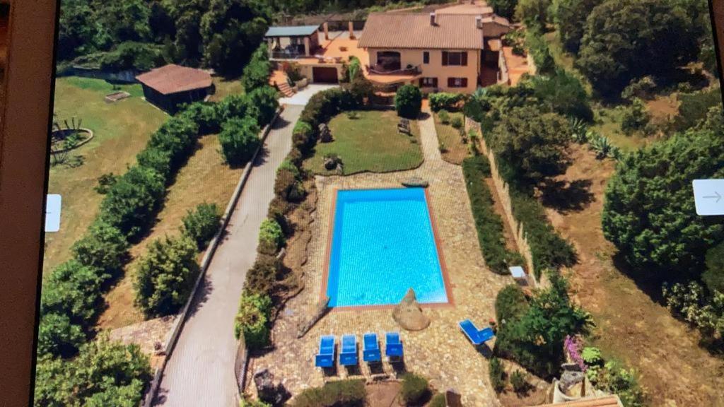 an aerial view of a house with a swimming pool at appartamento Paradiso con Piscina privata in Santa Teresa Gallura