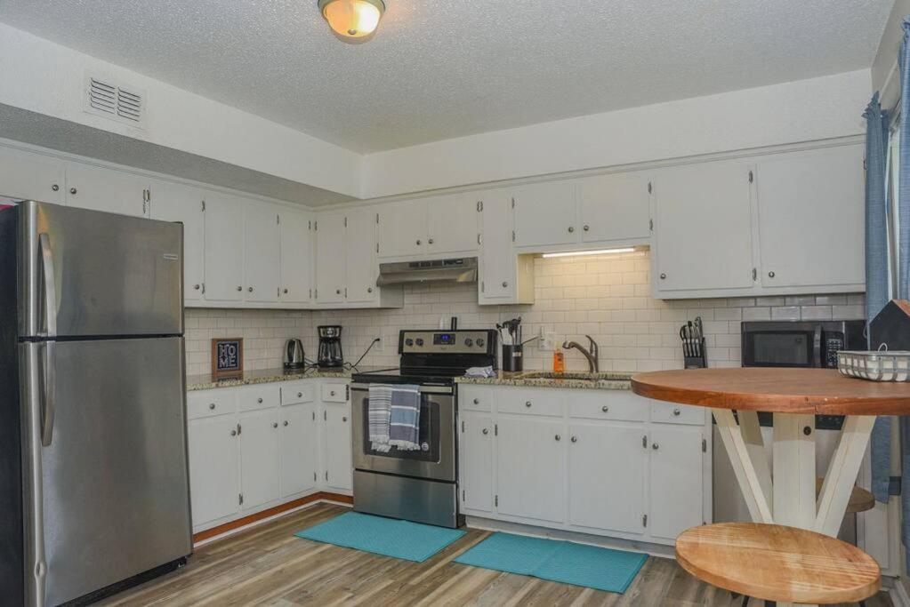 Kuchyň nebo kuchyňský kout v ubytování Townhomes Near the Bay - #5