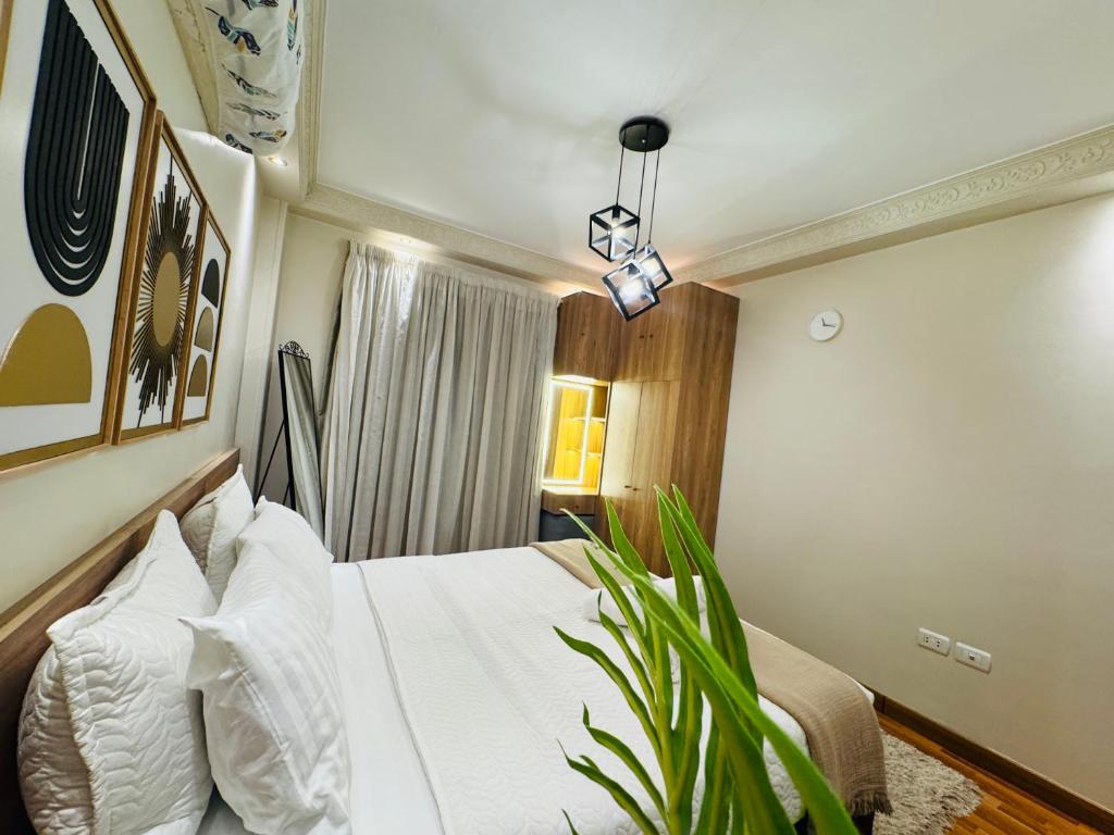 Postel nebo postele na pokoji v ubytování Mokattem private Condo