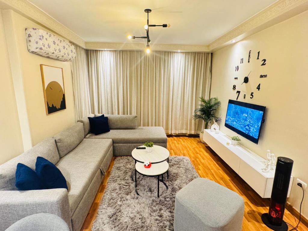 TV a/nebo společenská místnost v ubytování Mokattem private Condo