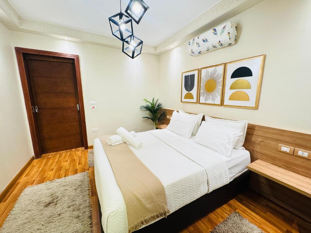 Postel nebo postele na pokoji v ubytování Mokattem private Condo