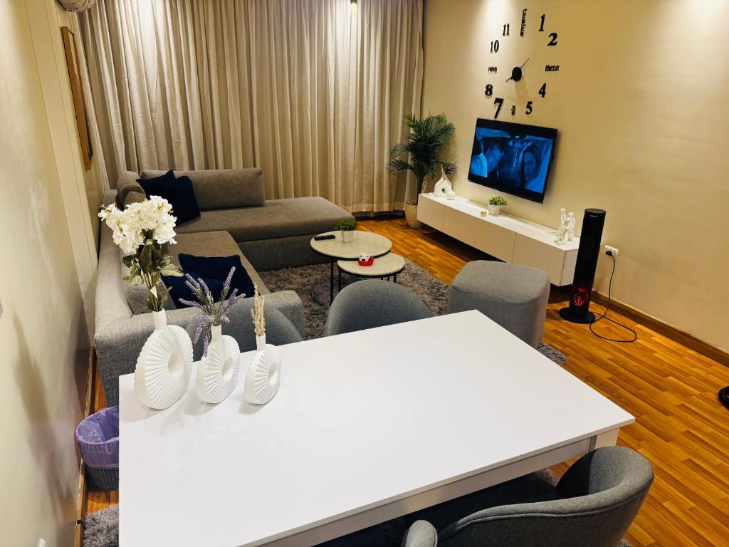 TV a/nebo společenská místnost v ubytování Mokattem private Condo