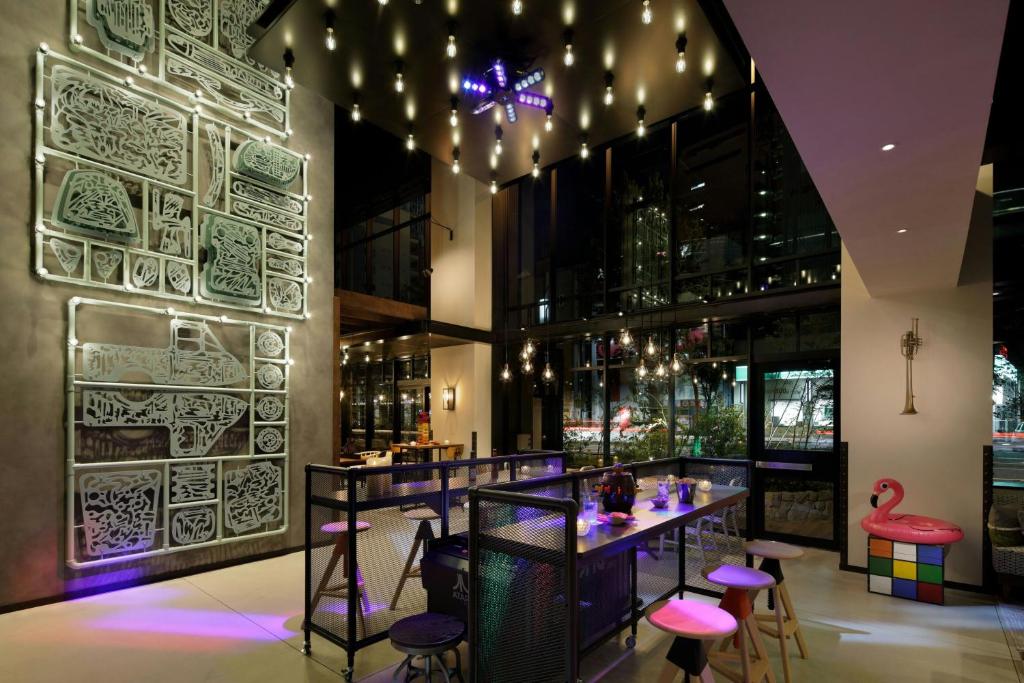 Bazén v ubytování Moxy Osaka Umeda nebo v jeho okolí