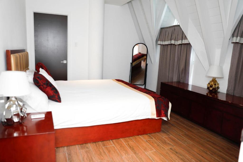 Postel nebo postele na pokoji v ubytování Kings Pavilion Suites Hotel