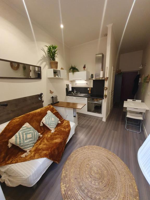 une chambre avec un lit et une table dans une pièce dans l'établissement Studio au cœur du vieux Nice, à Nice