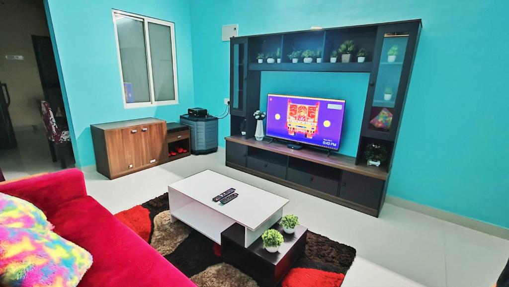 TV a/nebo společenská místnost v ubytování Bliss Homestay