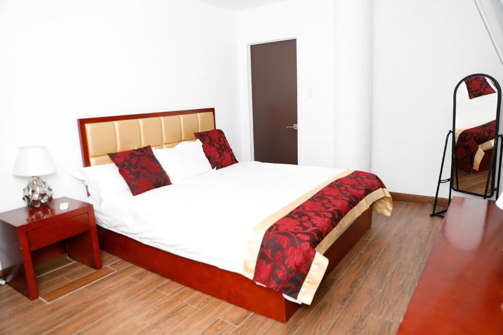 Postel nebo postele na pokoji v ubytování Kings Pavilion Suites Hotel