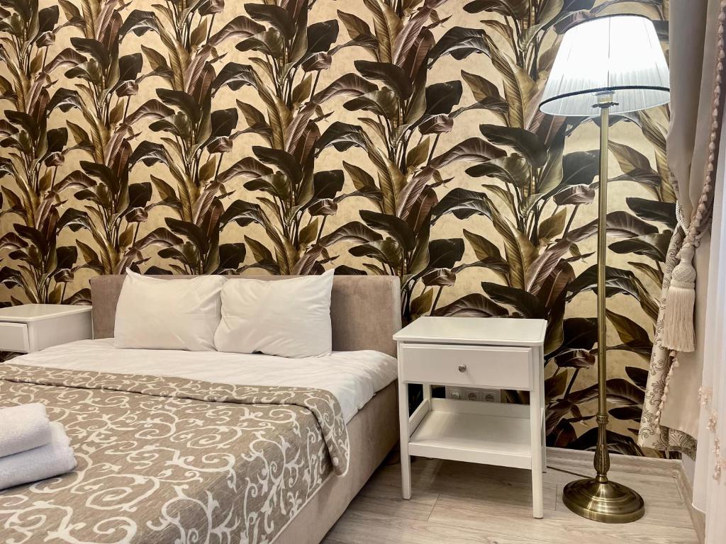 Apartments in Art Nouveau District في ريغا: غرفة نوم بسرير وجدار جداري