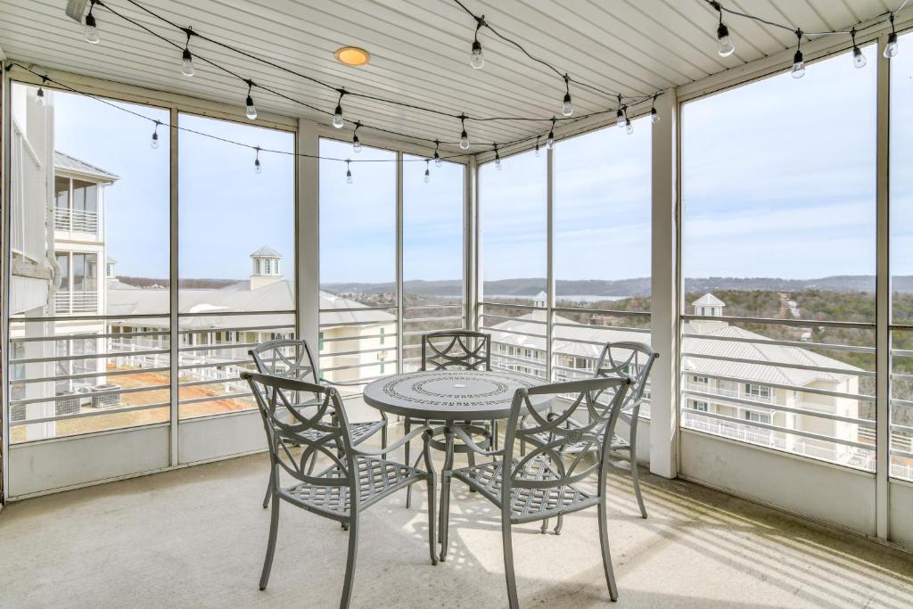 Un balcón o terraza en Sunrise Views and Pool Access Table Rock Lake Condo