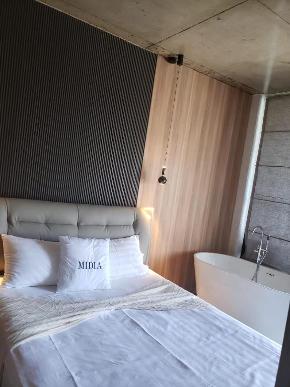 Postel nebo postele na pokoji v ubytování MIDIA Guest House