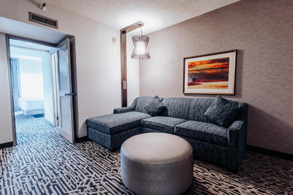 DoubleTree Suites by Hilton Hotel & Conference Center Chicago-Downers Grove photo