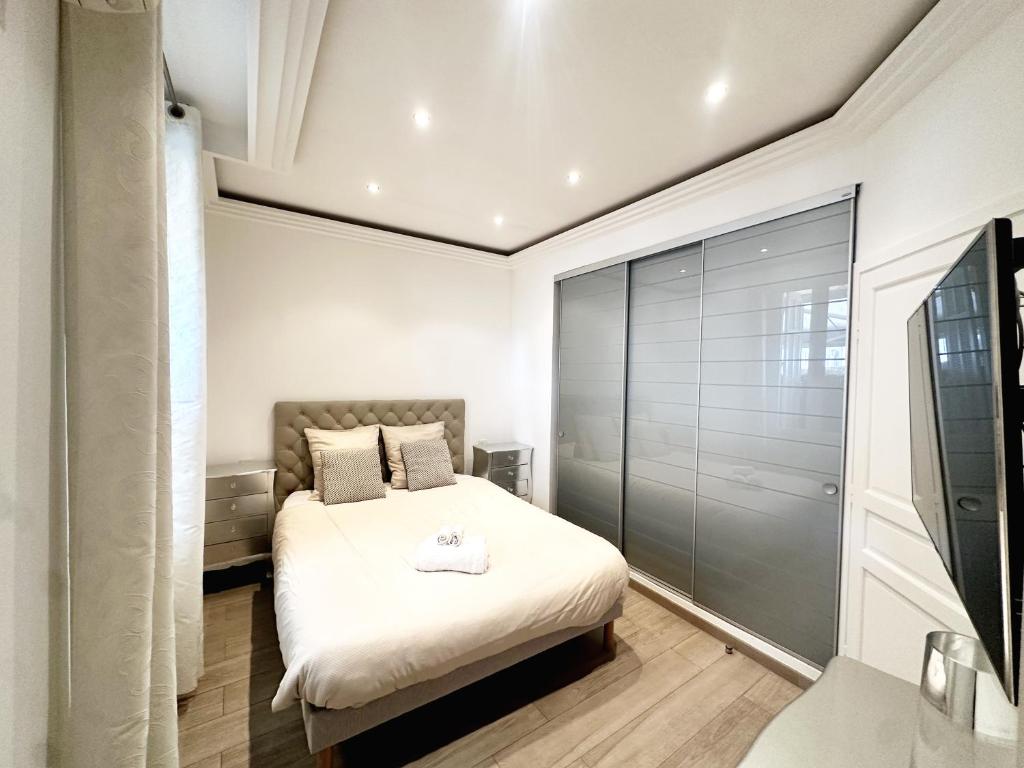une chambre avec un lit et un grand placard dans l'établissement 2 bedrooms with see view, à Cannes