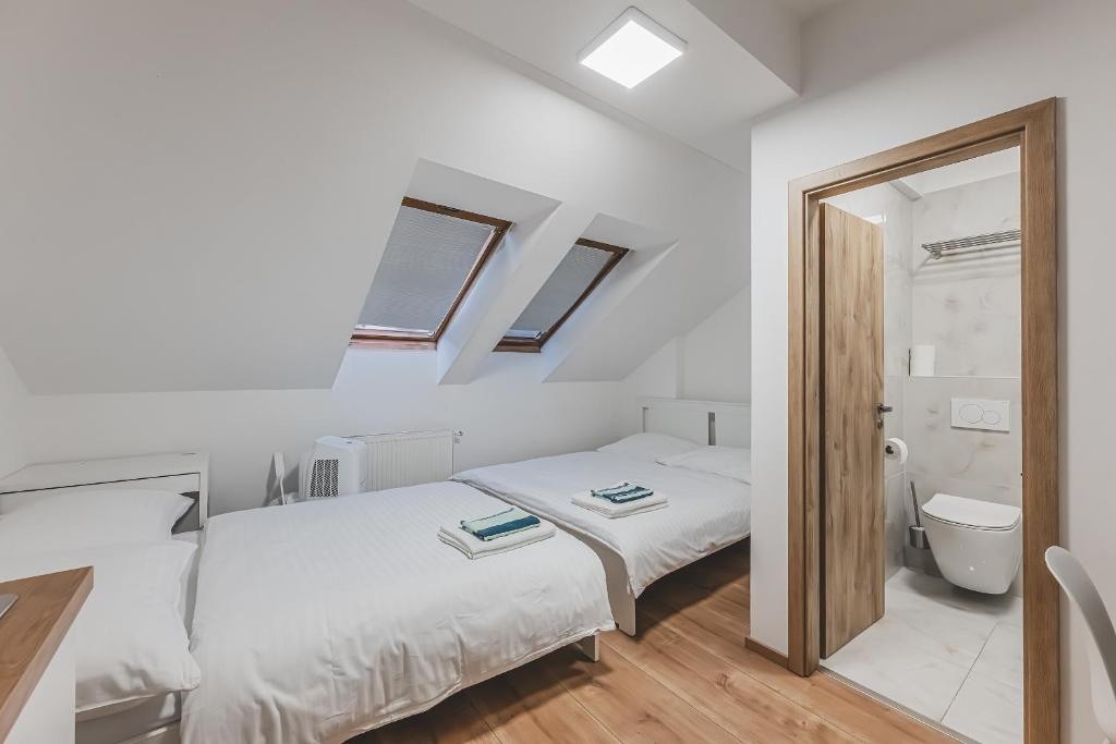 Ένα ή περισσότερα κρεβάτια σε δωμάτιο στο Flat Near Prague Castle Stylish & Prime Location 5