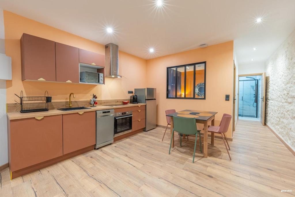 une cuisine avec une table et une salle à manger dans l'établissement La tavernne de Balaach Clim Wifi Cozy, à Carcassonne