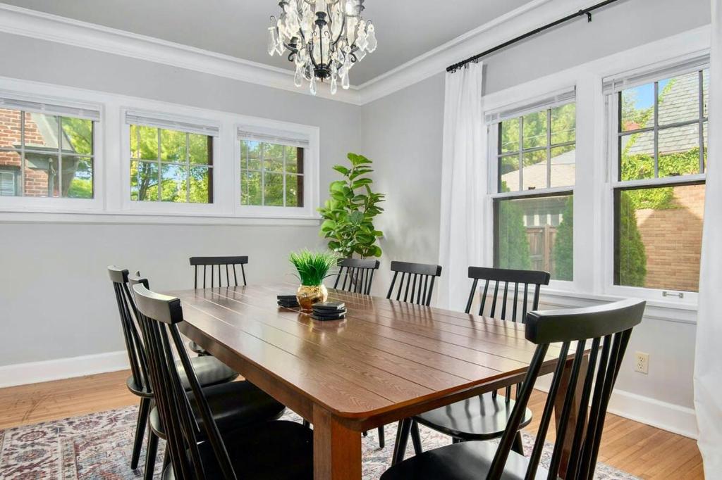 Φωτογραφία από το άλμπουμ του Elegant 3BR Oasis in Dundee Close to Downtown στην Ομάχα