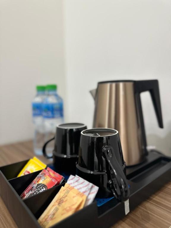 Příslušenství pro přípravu čaje a kávy v ubytování 4 Guys Hotel