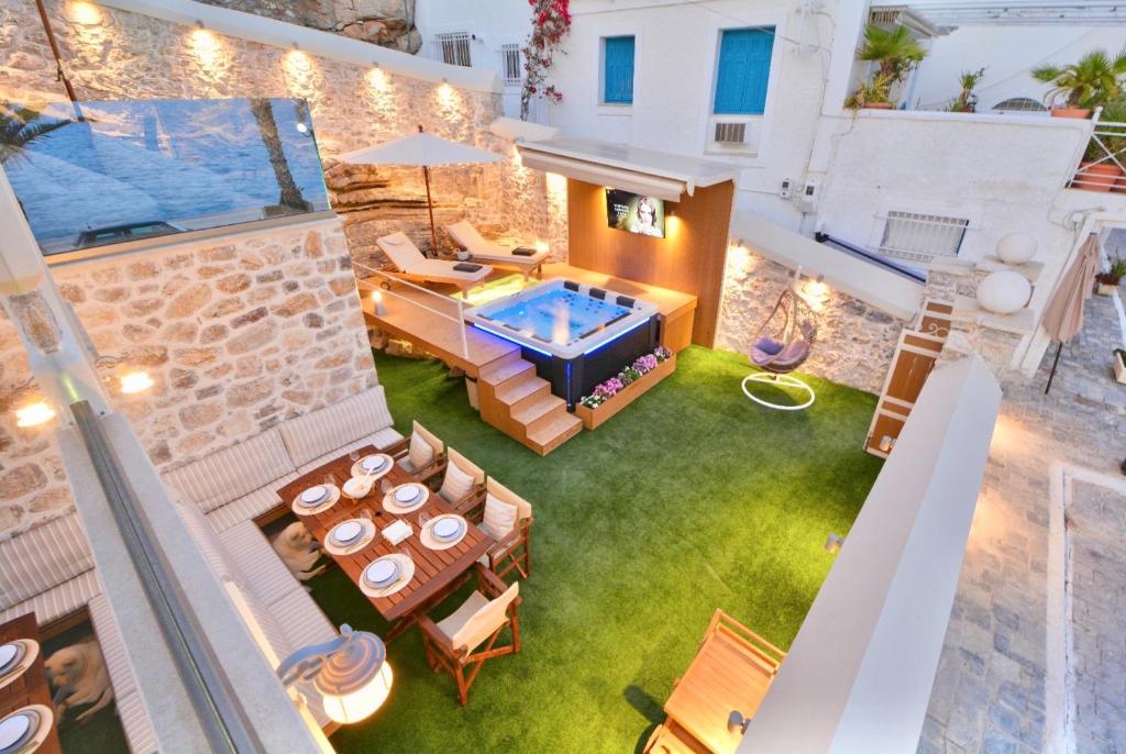 エルミオニにあるVillasonboard Rock Villa 3 Bed, 3 Bath, Jacuzzi, Seaside Ermioniの庭園内のパティオ(ホットタブ付)の空中ビュー