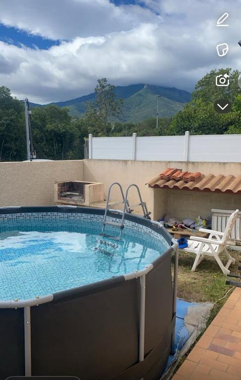 - une grande piscine dans l'arrière-cour d'une maison dans l'établissement Maison 5 personnes Sorède, à Sorède