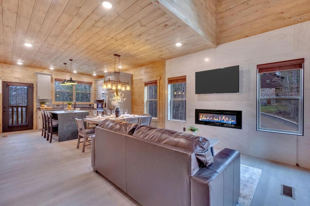 Gallery image of Honeybear Hideaways - Luxury and Spacious Cabin in Smoky Mountain with Indoor Pool, Hot Tub and Game Room in Pigeon Forge