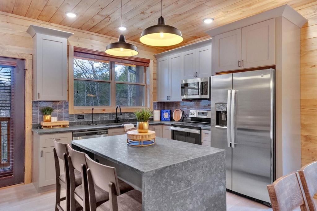 Gallery image of Honeybear Hideaways - Luxury and Spacious Cabin in Smoky Mountain with Indoor Pool, Hot Tub and Game Room in Pigeon Forge