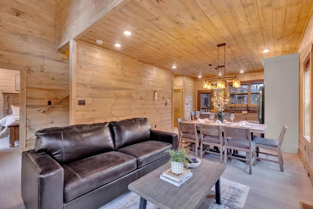 Gallery image of Honeybear Hideaways - Luxury and Spacious Cabin in Smoky Mountain with Indoor Pool, Hot Tub and Game Room in Pigeon Forge