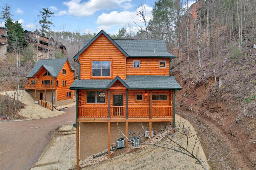 Gallery image of Honeybear Hideaways - Luxury and Spacious Cabin in Smoky Mountain with Indoor Pool, Hot Tub and Game Room in Pigeon Forge