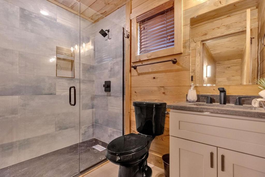 Gallery image of Honeybear Hideaways - Luxury and Spacious Cabin in Smoky Mountain with Indoor Pool, Hot Tub and Game Room in Pigeon Forge