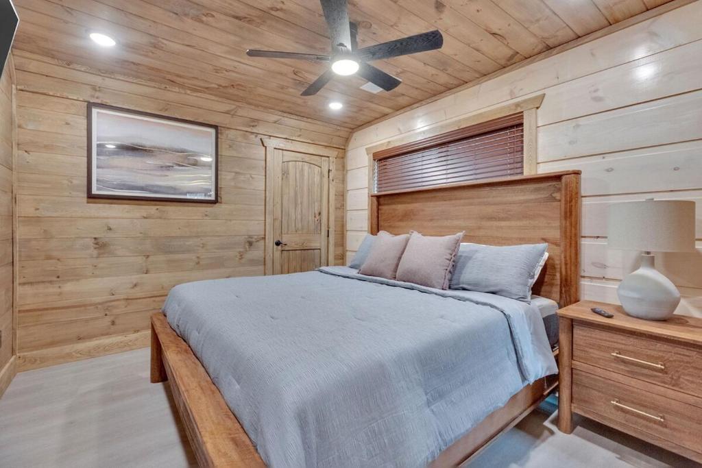 Gallery image of Honeybear Hideaways - Luxury and Spacious Cabin in Smoky Mountain with Indoor Pool, Hot Tub and Game Room in Pigeon Forge