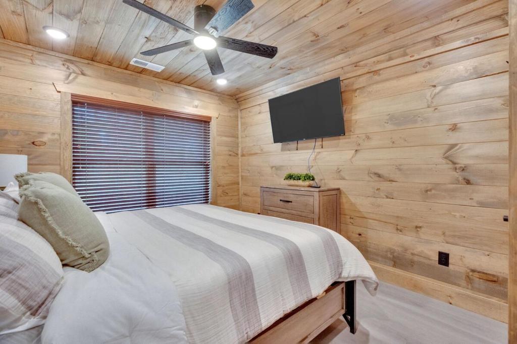 Gallery image of Honeybear Hideaways - Luxury and Spacious Cabin in Smoky Mountain with Indoor Pool, Hot Tub and Game Room in Pigeon Forge