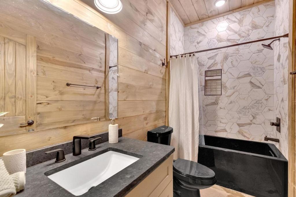 Gallery image of Honeybear Hideaways - Luxury and Spacious Cabin in Smoky Mountain with Indoor Pool, Hot Tub and Game Room in Pigeon Forge