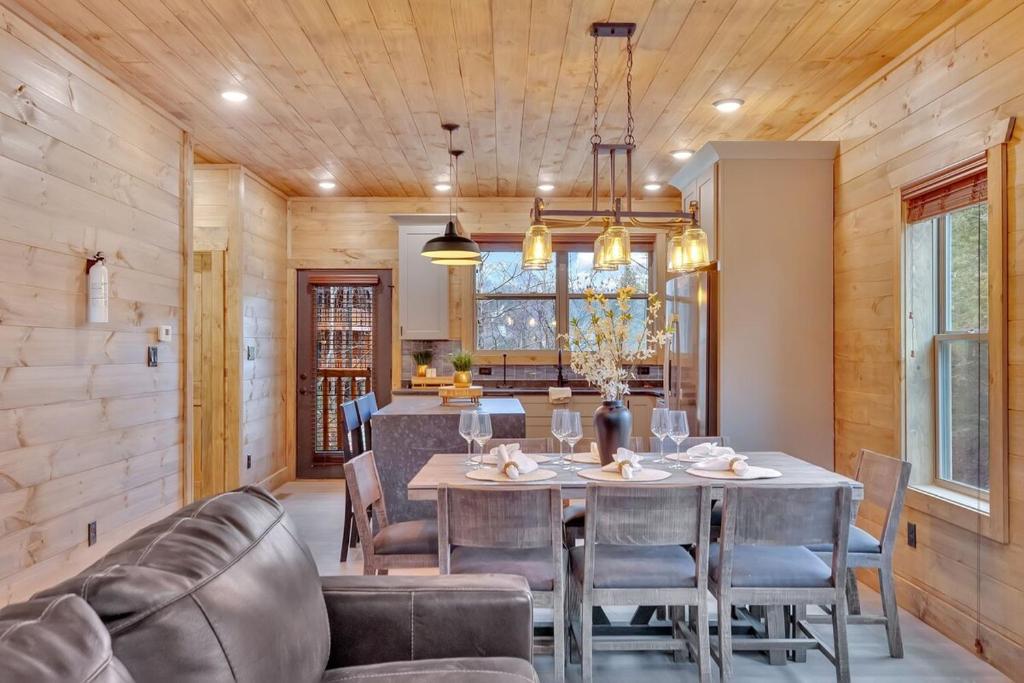 Gallery image of Honeybear Hideaways - Luxury and Spacious Cabin in Smoky Mountain with Indoor Pool, Hot Tub and Game Room in Pigeon Forge