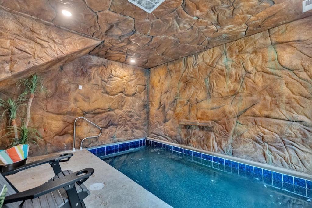 Gallery image of Honeybear Hideaways - Luxury and Spacious Cabin in Smoky Mountain with Indoor Pool, Hot Tub and Game Room in Pigeon Forge