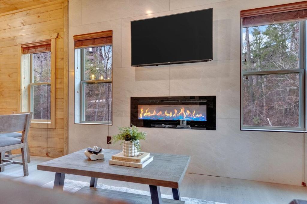 Gallery image of Honeybear Hideaways - Luxury and Spacious Cabin in Smoky Mountain with Indoor Pool, Hot Tub and Game Room in Pigeon Forge